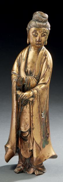 CHINE Très belle figurine en bronze sculpté doré représentant la déesse guanyin debout...