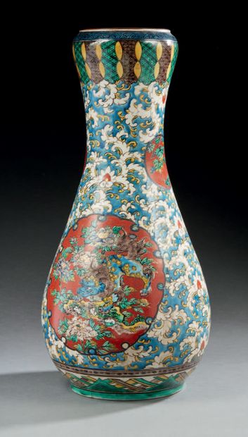 JAPON Vase en porcelaine de forme balustre terminé par un bulbe, décoré en émaux...