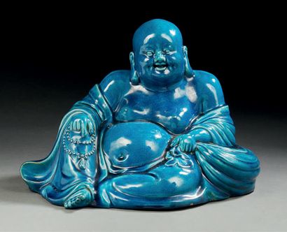 CHINE Bouddha assis en porcelaine à fond bleu turquoise
XXe siècle
L. : 28 cm