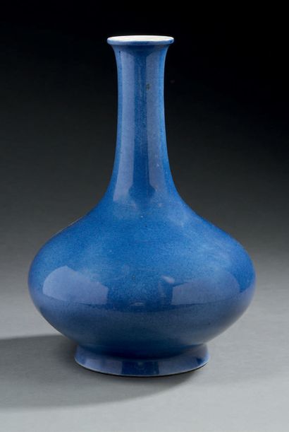 CHINE Bouteille à long col étroit en porcelaine à fond bleu poudré.
Fin du XIXe siècle...