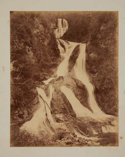 Attr. à UCHIDA KUICHI (1844-1875) Cascade de Kirifuri, Nikko, 1873
Épreuve albuminée...