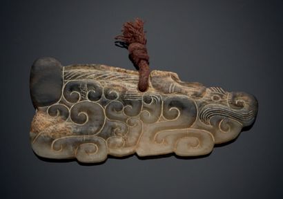 CHINE Plaquette en pierre dure sculptée claire avec veines brunes à motifs zoomorphes...