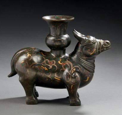 CHINE Figurine en bronze dans le style archaïque incrustation de dorure et de cuivre...