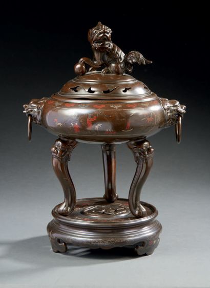 JAPON Garniture d'autel en bronze à patine brune incrustée de motifs d'étain et de...