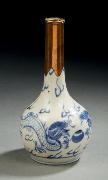VIETNAM A small porcelain vase with a long narrow neck decorated in blue underglaze...
