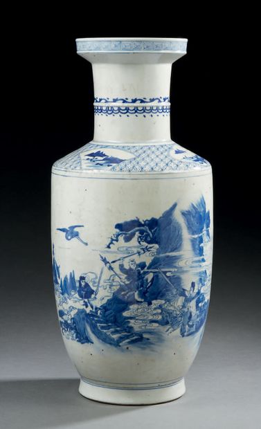 CHINE Vase rouleau en porcelaine à rare décor en bleu sous couverte d'une bataille...