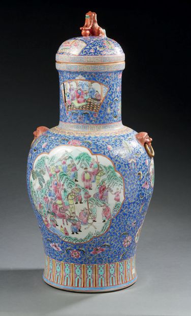 CHINE Grand vase couvert de forme balustre en porcelaine à fond bleu décoré en émaux...