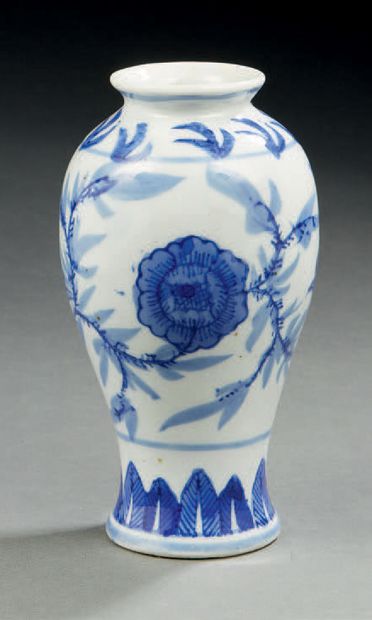 CHINE Porcelain baluster vase decorated in blue with flowers
Modern period
H. 14...