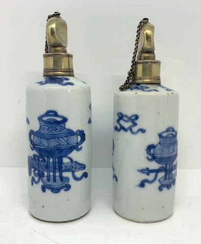 CHINE Deux flacons de parfum cylindriques en porcelaine décorés en bleu sous couverte...