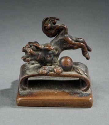 CHINE Sceau en bronze à patine brune représentant un lion bouddhique, le cachet à...