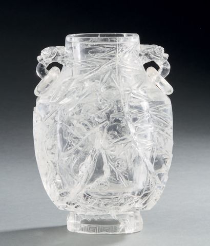 CHINE Grand et beau vase en cristal de roche taillé de forme balustre à panse aplatie...