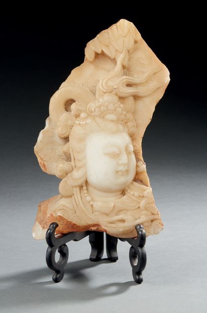 CHINE Fragment de bas-relief en albâtre sculpté représentant le buste de la déesse...