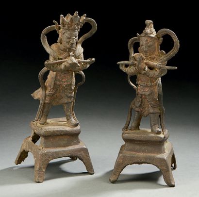 CHINE Paire de figurines en fonte de fer ou de bronze avec traces de dorure, représentant...