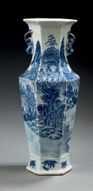CHINE Vase hexagonal en porcelaine décoré en bleu sous couverte de paysage lacustre...