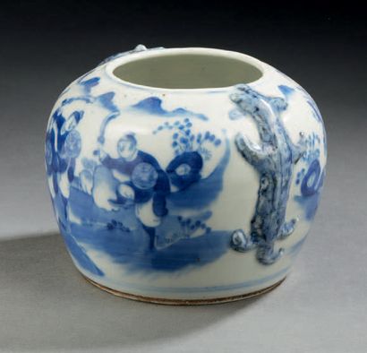 CHINE Petite jarre guan en porcelaine décorée en bleu de scènes de bataille
Premier...