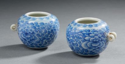 CHINE Deux abreuvoirs à eau en porcelaine pour cage d'oiseaux décorés en bleu de...
