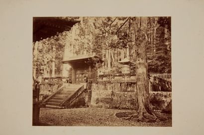 Attr. à UCHIDA KUICHI (1844-1875) Entrée du tombeau du premier Shogun Tokugawa Ieyasu
Dim....