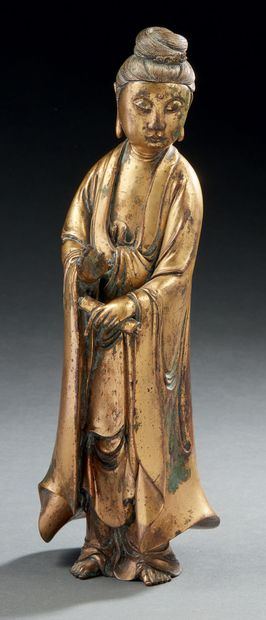 CHINE Très belle figurine en bronze sculpté doré représentant la déesse guanyin debout...