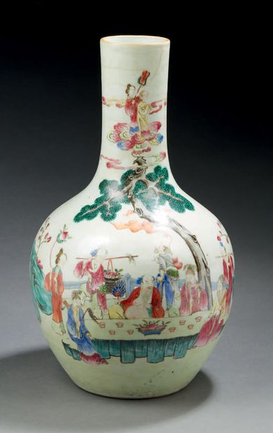 CHINE Grande bouteille à long col étroit en porcelaine décorée en émaux de la famille...