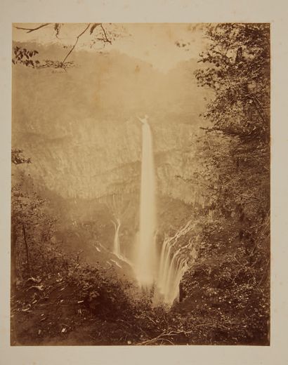 null Cascade de Kegon, Nikko, 1873
Épreuve albuminée de premier tirage
Dim. : 270...