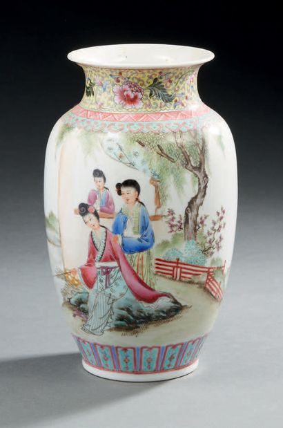 CHINE Vase balustre en porcelaine décoré de trois femmes dans un jardin.
Epoque Moderne.
H....