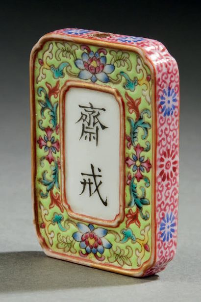 CHINE Petite plaquette rectangulaire faisant office de pendentif en porcelaine à...