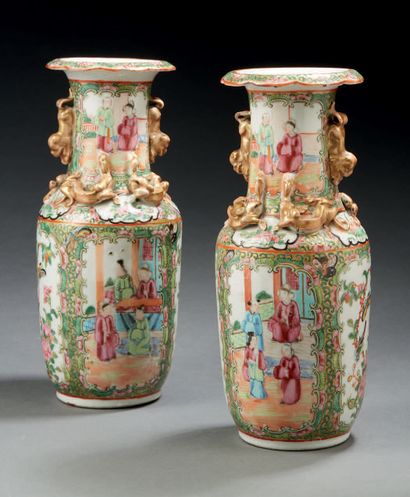 CHINE Paire de petits vases balustres en porcelaine de Canton décorés en émaux de...