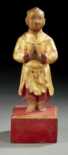 JAPON Figurine en bois sculpté doré et laqué rouge représentant un serviteur les...