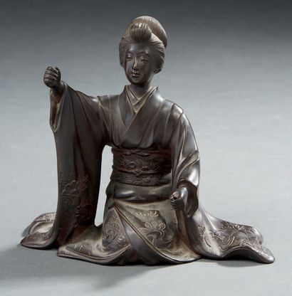 JAPON Figurine en bronze à patine brune représentant une bijin vêtue d'un kimono,...