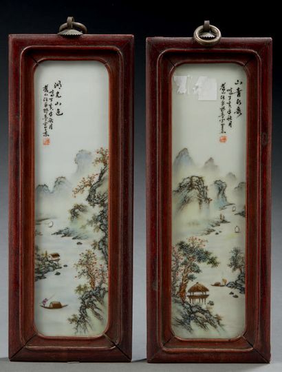 CHINE Deux panneaux rectangulaires en porcelaine décorés en émaux de la famille rose...
