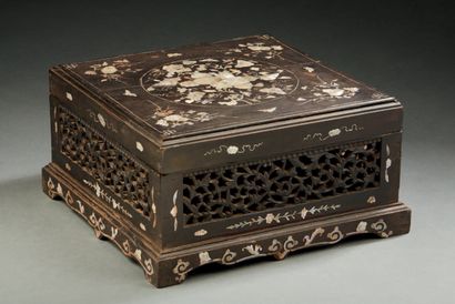 CHINE ou INDOCHINE Boîte de forme carrée en bois sculpté incrusté de nacre à motifs...