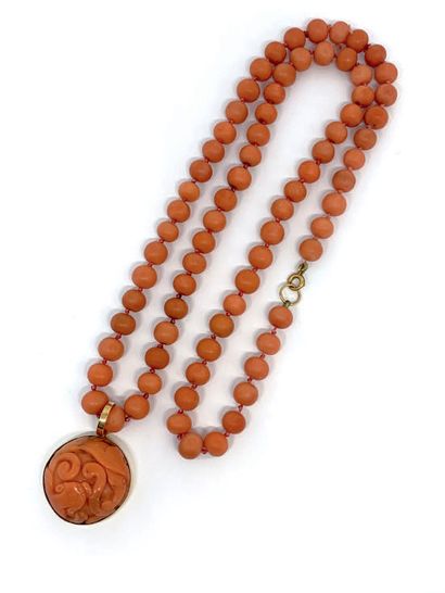 CHINE Bracelet en perles de corail couleur mate orangée avec un pendentif circulaire...