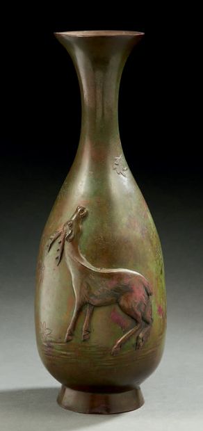 JAPON Vase à long col étroit en bronze à belle patine verdâtre sur fond rouge décoré...