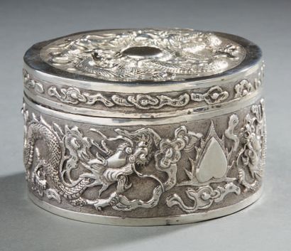 CHINE Boite cylindrique couverte en argent à décor en léger relief de dragons sur...