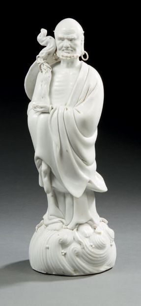 CHINE Figurine en porcelaine émaillée blanche représentant un ascète debout sur un...