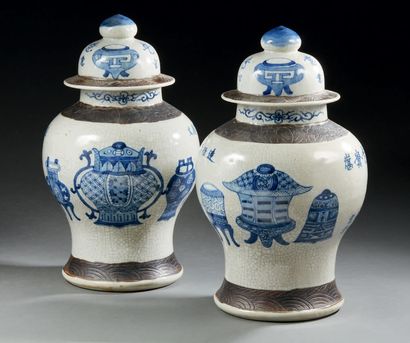 CHINE (NANKIN) Paire de potiches couvertes en porcelaine de forme balustre, décorées...