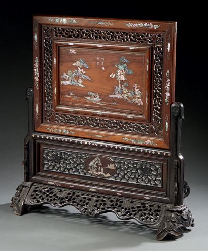 CHINE Screen of scholar in two parts, out of carved wood openwork inlaid with mother-of-pearl...