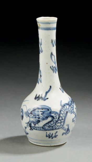 VIETNAM Petit vase à long col étroit en porcelaine décoré en bleu sous couverte de...