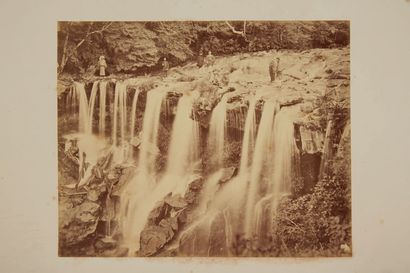 Attr. à UCHIDA KUICHI (1844-1875) Chutes d'Urami à Nikko
Dim. : 217 x 270 mm