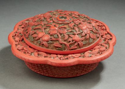 JAPON Covered box in imitation of red cinnabar lacquer with fruit motifs
First half...