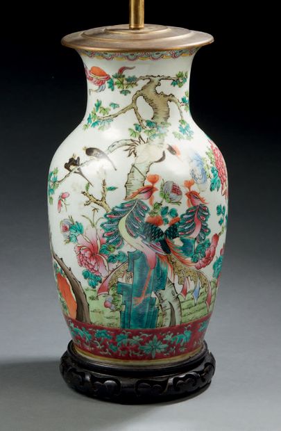 CHINE Vase en porcelaine de forme balustre décoré en émaux de la famille rose de...