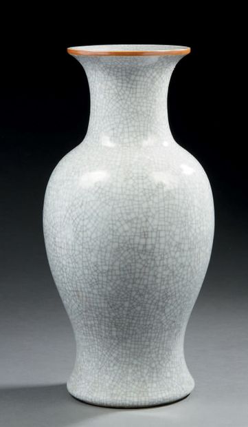 CHINE Vase balustre en porcelaine à fond monochrome, noir miroir XIXe siècle
H. :...