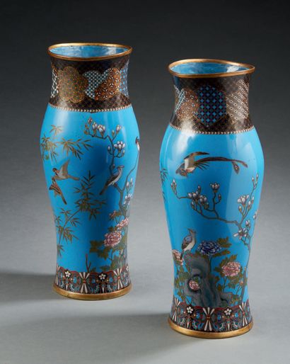 JAPON Paire de vases en bronze cloisonné à fond bleu turquoise décorés en polychromie...