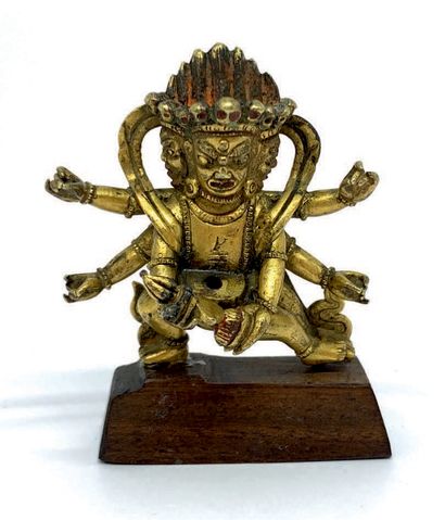 TIBET Petite figure de bouddha en bronze doré, monté sur un socle en bois.
XIXe siècle
H....