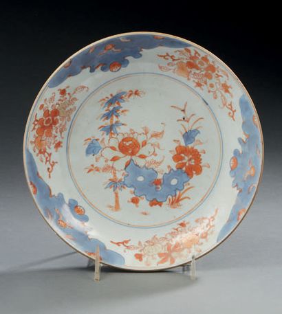 CHINE Circular porcelain cup decorated in the Imari palette with flowers and rocks.
18th...