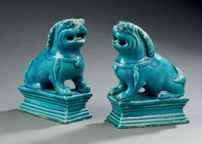 CHINE Paire de figurines en céramique représentant une paire de chiens de fô à couverte...