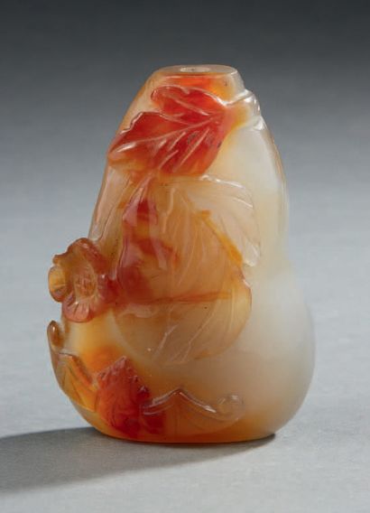CHINE Pseudo-tabatière en agate sculptée à motif d'une pêche de longévité avec feuillages,...