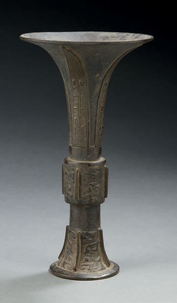 CHINE Vase quadrangulaire de forme balustre en bronze à patine brune décoré en léger...