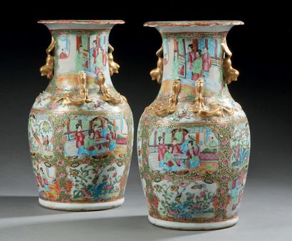 CHINE Paire de vases balustres en porcelaine décorés en polychromie en émaux de Canton...