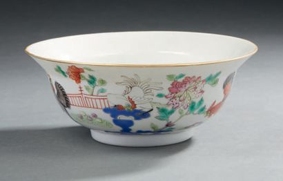 CHINE Circular porcelain bowl decorated in Famille Rose enamels on the outer wall...